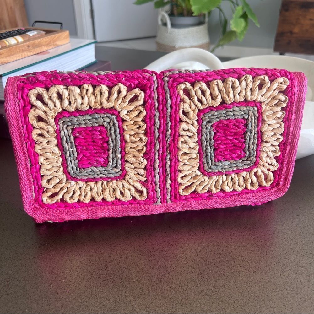 Vibrant Woven Straw Clutch with Magnetic Closure Fucsia-Nude Color.